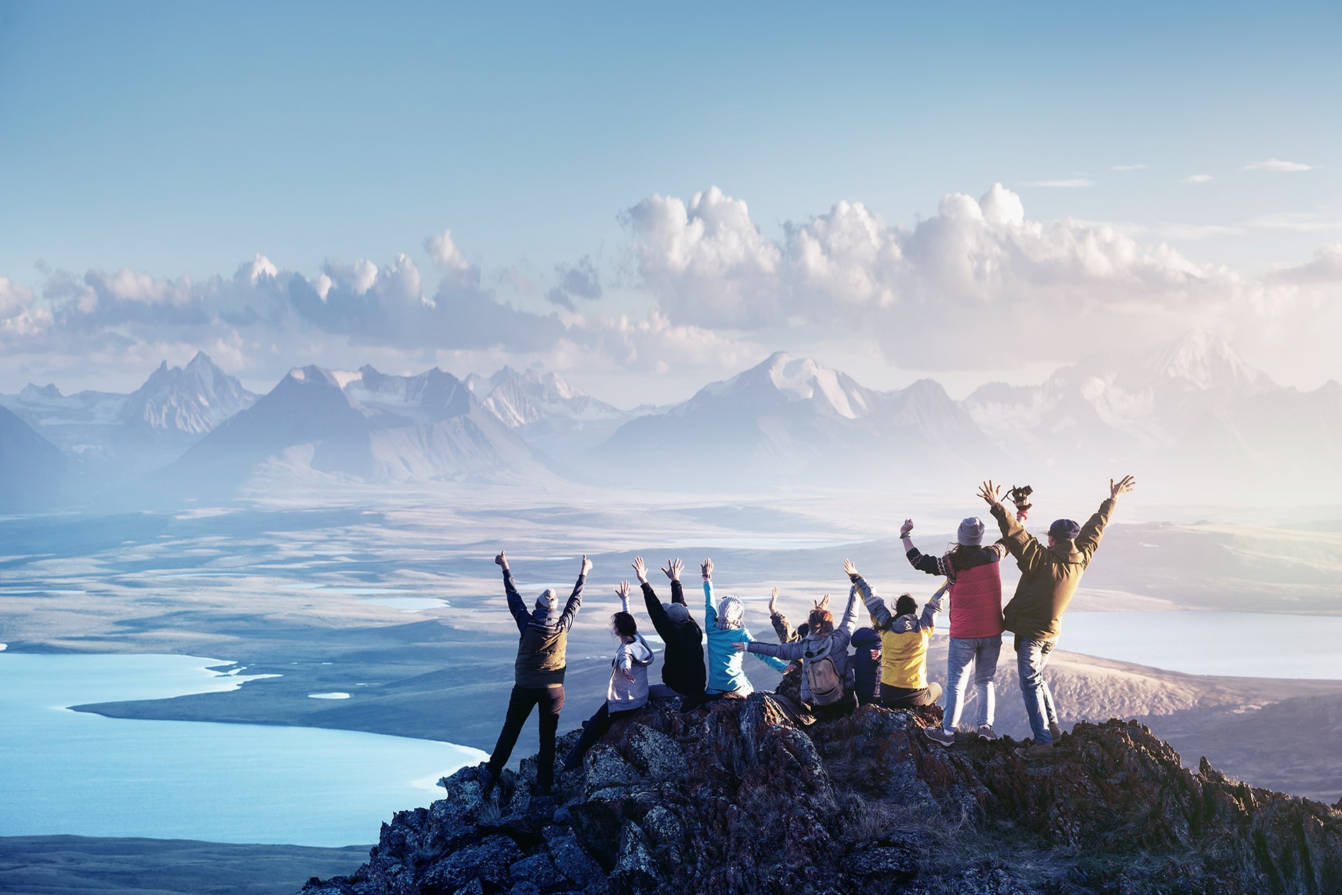 Un grupo celebra haber alcanzado la cima de una montaña